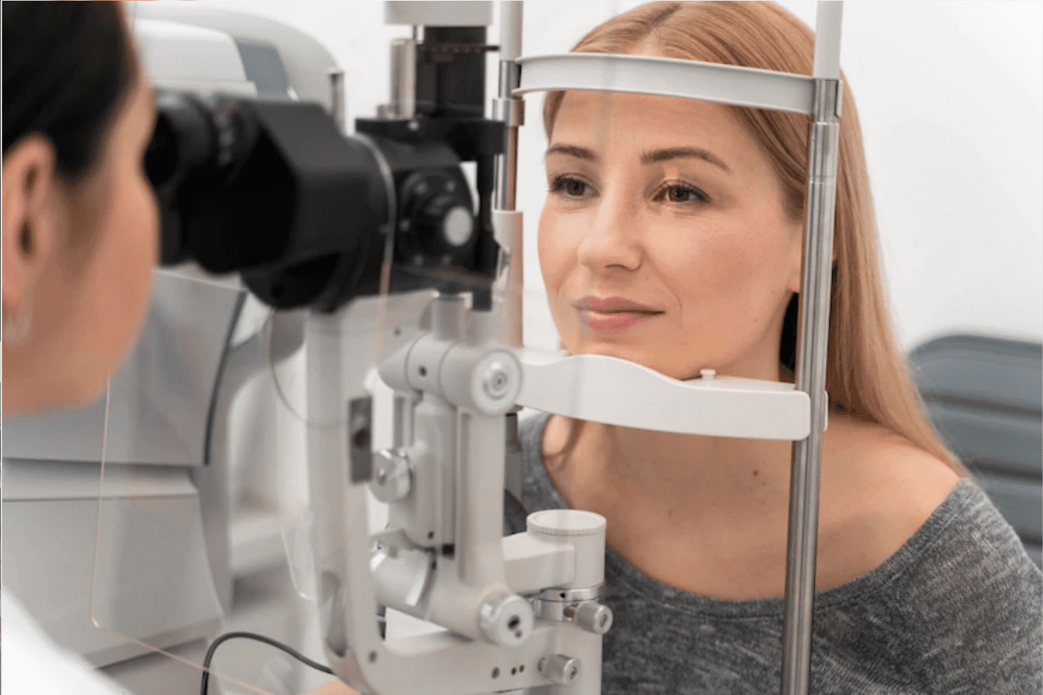 O que é o glaucoma? O glaucoma é uma doença ocular séria, que sem o tratamento adequado, pode ocasionar a perda da visão totalmente. Em algumas doenças oculares, há progressão sem o paciente sentir nenhum tipo de sintoma ou até mesmo a perda visual nos estágios iniciais, o que acontece na grande maioria dos casos de glaucoma. Portanto, é muito importante se consultar com o oftalmologista regularmente. O glaucoma promove danos ao nervo óptico causados pelo aumento da pressão articular. O nervo óptico é responsável por enviar imagens formadas pelos olhos para que sejam processados pelo nosso cérebro. Essa doença é uma condição imperceptível e quando o paciente percebe a perda do campo de visão, a doença já está em um estágio avançado, pois o campo visual vai se estreitando cada vez mais rápido, podendo levar à cegueira completa, de maneira irreversível. O que causa o glaucoma? A causa da doença ainda é desconhecida, porém, é muito importante estar com os exames periódicos em dia e realizá-los pelo menos uma vez a cada dois ou três anos. Entretanto, há alguns fatores de risco que estão ligados ao surgimento da doença. Por exemplo, tumores intraoculares, inflamação intraocular e descolamento de retina, pode causar o glaucoma. Um alto grau de miopia e uso também de remédios como corticoides, principalmente em pessoas que tem sensibilidade à medição, podem levar ao aumento da pressão intraocular secundário ao uso do remédio. Além disso, o diabetes também pode aumentar o risco do desenvolvimento do glaucoma, a hipertensão e outras doenças cardíacas também. Quais os fatores de risco podem levar ao glaucoma? Pressão intraocular – O fator mais importante O principal fator para a ocorrência do glaucoma, é a pressão intraocular elevada. Nessa situação, o nervo óptico fica mais comprimido, fazendo com que haja maior possibilidade desse problema acontecer. Histórico familiar Pacientes que têm histórico familiar de glaucoma, tem mais riscos de ter esse problema. A condição genética desempenha um papel muito importante na ocorrência dessa doença, mesmo na ausência de outros fatores. Etnia O motivo ainda não foi esclarecido, mas pessoas negras têm mais chances de desenvolver essa doença quando comparados a pacientes de outras etnias, principalmente acima dos 40 anos de idade. Mas isso não significa que toda pessoa negra terá esse problema. Os fatores de risco para o glaucoma incluem desde questões como a pressão intraocular até mesmo a etnia. A questão é que, quanto mais fatores o paciente tiver, maiores são as chances de desenvolver o quadro. Idade A idade também é um fator de risco. Ou seja, quanto mais velha a pessoa for, maiores são os riscos de que o paciente tenha algum tipo de problema na região dos olhos. Portanto, pacientes acima dos 60 anos, têm risco de desenvolver o glaucoma. Doenças oculares Tumores, descolamento de retina e inflamações, também aumentam o risco de glaucoma. Diferentes tipos de glaucoma e como identificá-los Muitos já ouviram falar sobre o glaucoma, mas o que algumas pessoas não sabem, é que não existe apenas um tipo de glaucoma e suas causas. Além dos sintomas e formas de prevenção que podem variar. Os principais tipos de glaucoma: ● Glaucoma primário de ângulo aberto ● Glaucoma de ângulo fechado ● Glaucoma secundário ● Glaucoma congênito Glaucoma primário de ângulo aberto Esse é o tipo de glaucoma mais comum de glaucoma e ocorre em 80% dos casos. O aumento da pressão ocorre ao longo dos anos, o dano ao nervo óptico vai ocorrendo sem que seja percebido pelo paciente, já que na maioria das vezes, a lesão do campo visual acontece quando o glaucoma já está muito avançado. Esse tipo de glaucoma é assintomático e a melhor maneira de prevenção é o exame oftalmológico periódico. Glaucoma de ângulo fechado Conhecido também como glaucoma agudo, esse tipo acontece em olhos com predisposição anatômica ao fechamento do ângulo formado entre a íris e a córnea. Essa é a região onde se encontra o sistema de drenagem do líquido intraocular, e a obstrução dessa região leva ao aumento da pressão intraocular de forma aguda. Esse tipo de glaucoma é sintomático e causa uma dor intensa na região ocular e na cabeça, além de náuseas e visão embaçada. É muito importante ter o tratamento adequado com um médico oftalmologista, pois se não for tratado corretamente pode levar a perda da visão em poucos dias. Glaucoma secundário Nesse tipo de glaucoma, o aumento da pressão intraocular ocorre após catarata avançada, doenças inflamatórias, hemorragias, diabete avançada e entre outros fatores. Além disso, o uso de corticoides oculares ou sistêmicos também podem causar o aumento da pressão intraocular. Glaucoma congênito O glaucoma congênito é uma doença rara dos olhos que pode afetar o bebê desde o nascimento e crianças até os 3 anos de idade, resultando a má formação de sistema de drenagem dos olhos. O aumento da pressão intraocular já ocorre dentro do útero e pode comprometer gravemente a visão da criança. O diagnóstico precoce é fundamental para que o tratamento seja feito o mais rápido possível, com a orientação do oftalmologista, que pode indicar o uso de colírios para diminuir a pressão intraocular e a cirurgia para criar um novo sistema de drenagem do líquido dentro do olho. Quais são os grupos de risco? Para quem se enquadra no grupo de risco do glaucoma, precisa tomar todos os cuidados e realizar exames oftalmológicos de forma frequente para identificar a doença antes mesmo do estágio de avanço. ● Pessoas acima dos 40 anos ● Pessoas com histórico familiar da doença ● Pessoas negras e asiáticas ● Pessoas que sofrem lesões físicas no olho ● Diabéticos Tratamento É fundamental fazer o tratamento do glaucoma para impedir a evolução do quadro à cegueira. O ponto fundamental, é o diagnóstico precoce. Quando ele é feito, o oftalmologista indica as formas mais adequadas de tratamento, dependendo de cada caso. Pode ser por meio de procedimentos clínicos, cirúrgicos, ou até mesmo, a junção dos dois. Além disso, não se deve fazer o uso de medicamento por conta própria. Procure um oftalmologista.