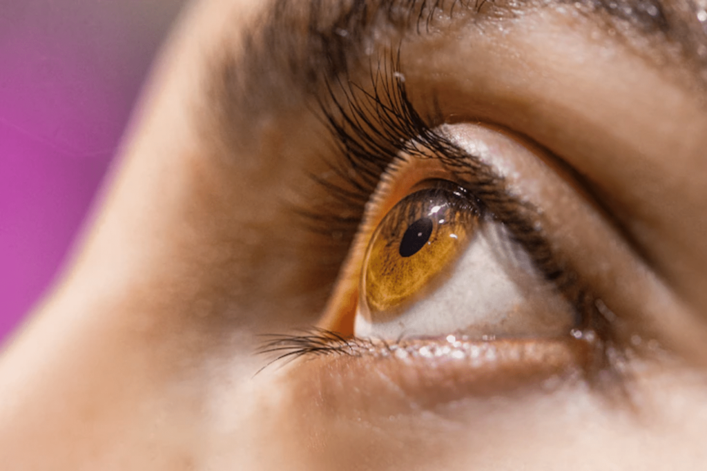 Olhos proeminentes: o que é, causas, sintomas e como tratar