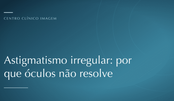 Exame de topografia corneana sendo realizado em consultório oftalmológico