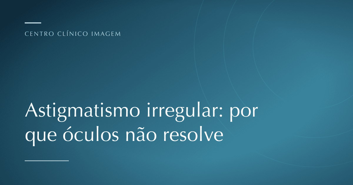 Exame de topografia corneana sendo realizado em consultório oftalmológico
