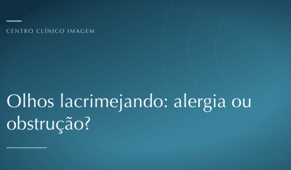 Close de olho humano com lágrima no canto interno, ilustrando lacrimejamento ocular