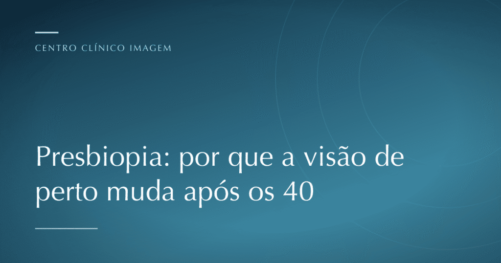 Pessoa de meia-idade afastando um jornal ou celular do rosto para tentar enxergar o texto com nitidez