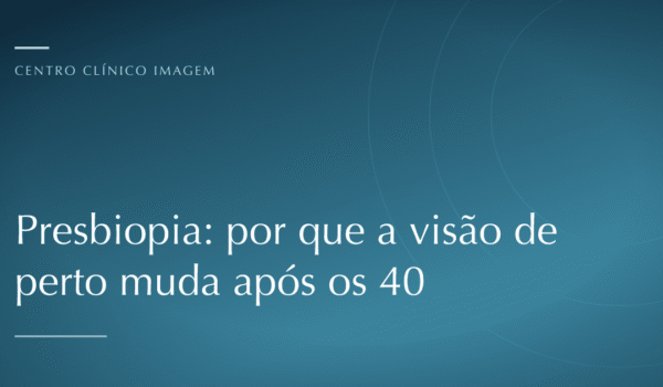Pessoa de meia-idade afastando um jornal ou celular do rosto para tentar enxergar o texto com nitidez