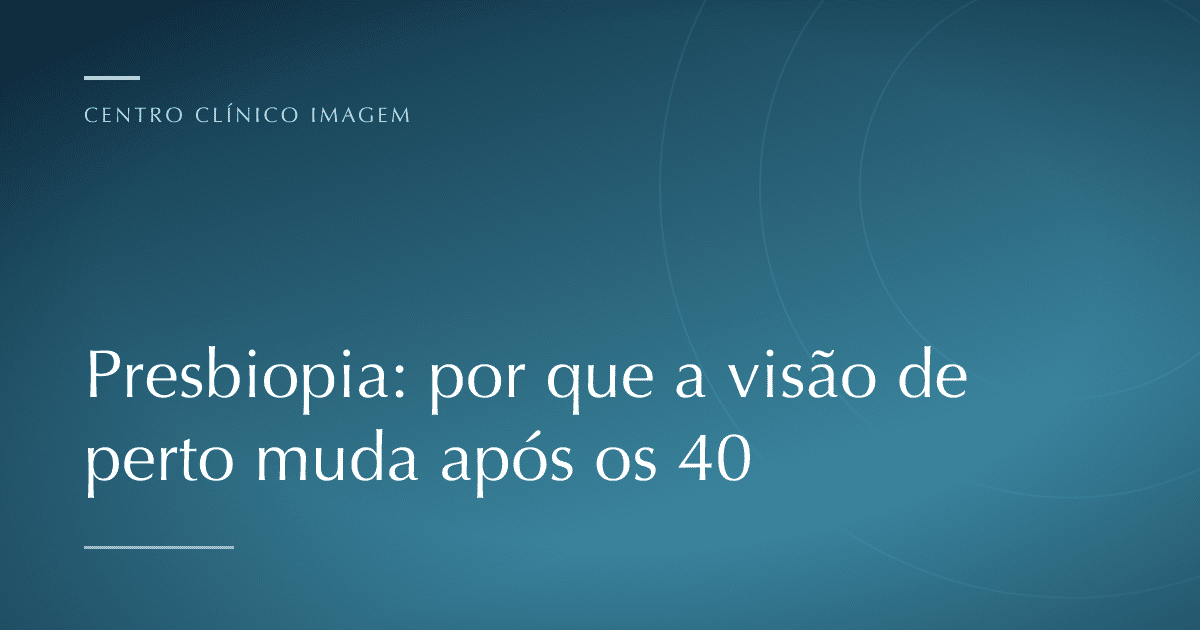 Pessoa de meia-idade afastando um jornal ou celular do rosto para tentar enxergar o texto com nitidez