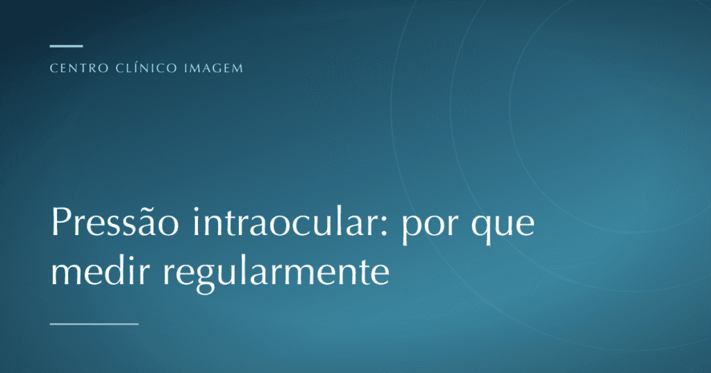 Profissional de saúde realizando exame de tonometria para medir a pressão intraocular de um paciente