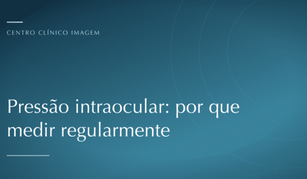 Profissional de saúde realizando exame de tonometria para medir a pressão intraocular de um paciente