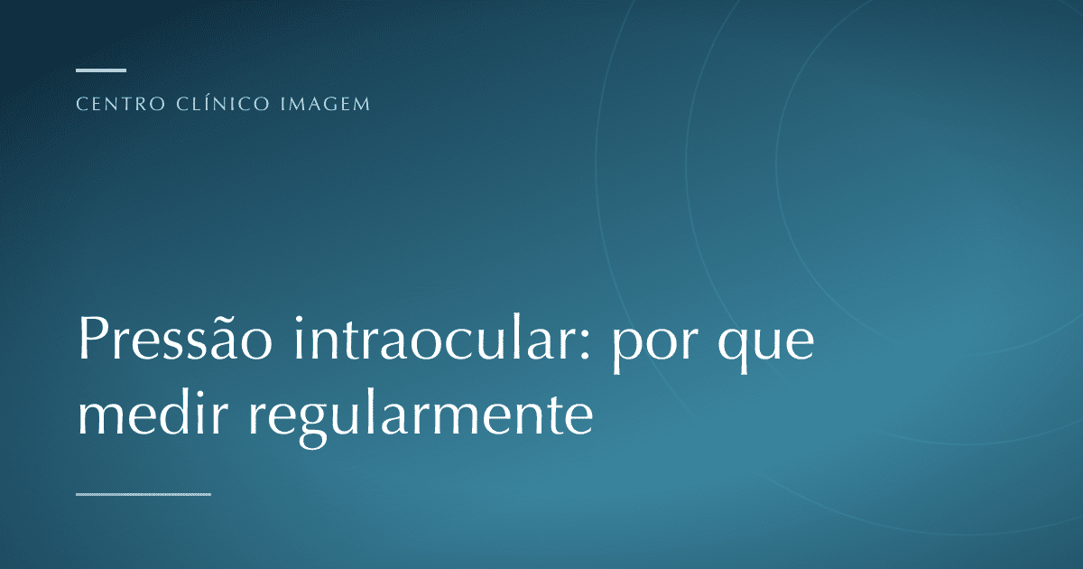Profissional de saúde realizando exame de tonometria para medir a pressão intraocular de um paciente