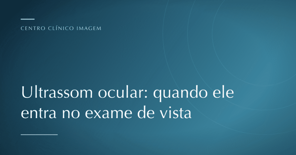 Profissional de saúde realizando ultrassonografia ocular em paciente durante exame oftalmológico