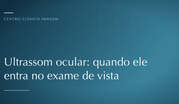 Profissional de saúde realizando ultrassonografia ocular em paciente durante exame oftalmológico