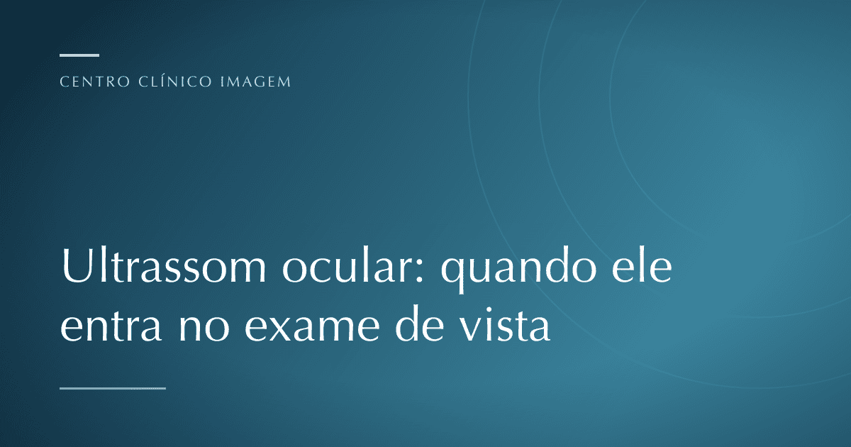 Profissional de saúde realizando ultrassonografia ocular em paciente durante exame oftalmológico